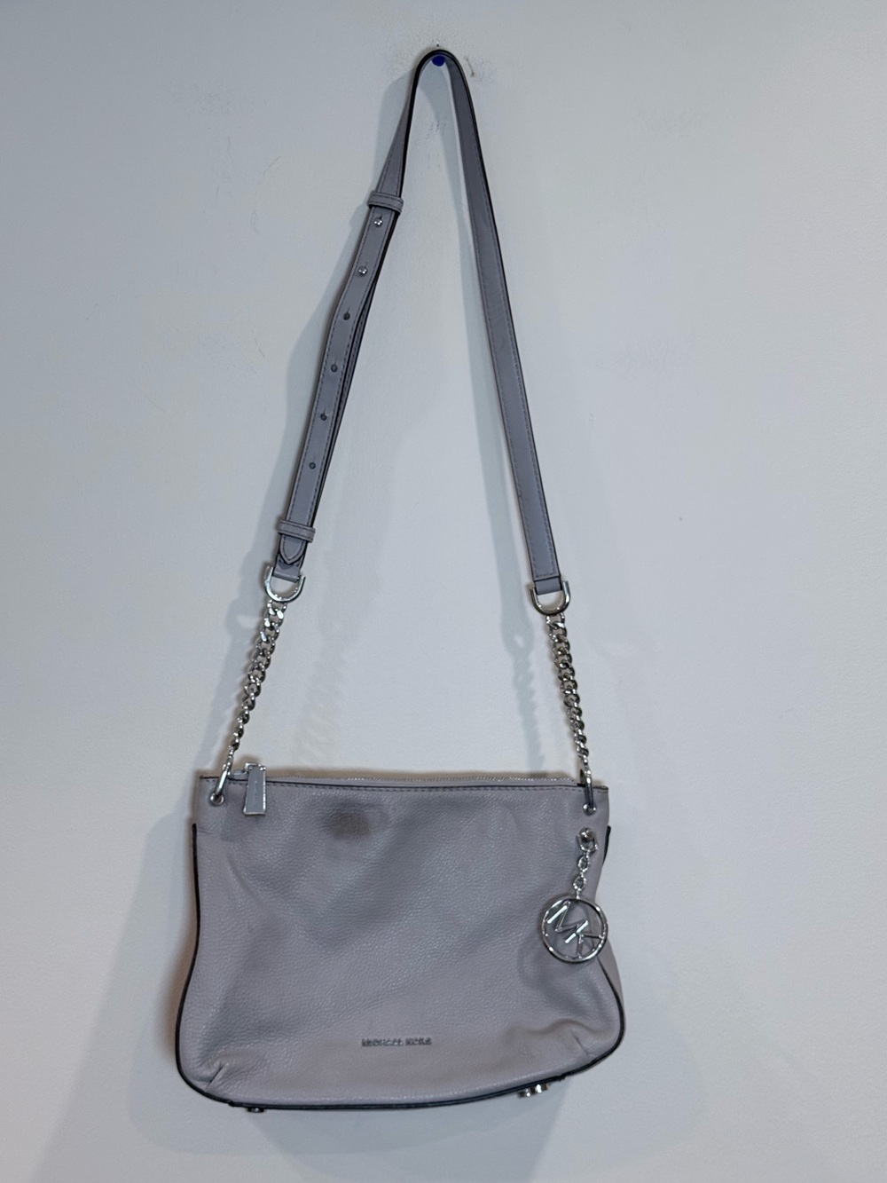 ๐ฅMichael Kors Womenโs Grey Leather Crossbody Bag with Chain Strap EUC๐ฅ
